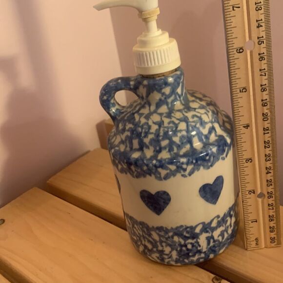 Gerald Henn blue heart Spongeware stoneware pottery soap-dispenser - Picture 6 of 10